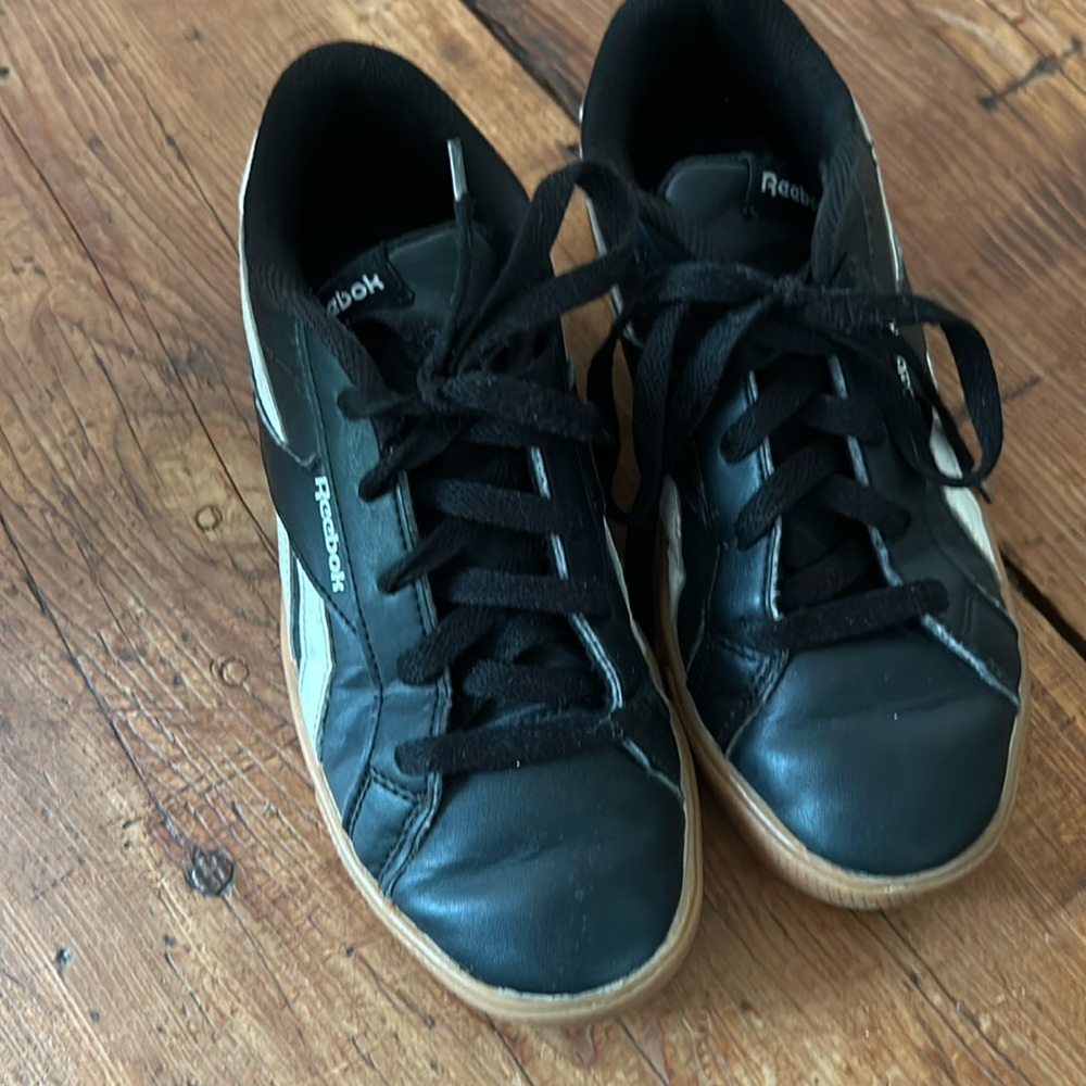 Classic leather Reebok Kids size 3.5 black and gumball bottoms excellent